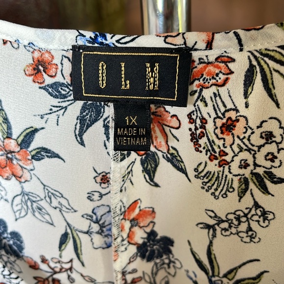 Cute flutter sleeve top 🌸 - Picture 3 of 5